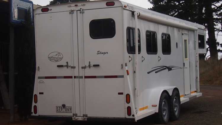 2009 GOOSENECK FULLY FITTED OUT 3 HORSE VIC