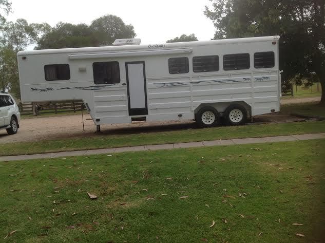 Macro 3-HOrse Angle Load Luxury Goose-neck Horse Transport for sale Vic